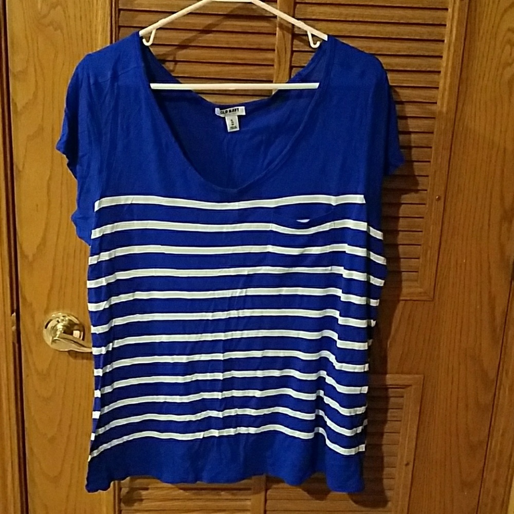 Blue and white Old Navy tee